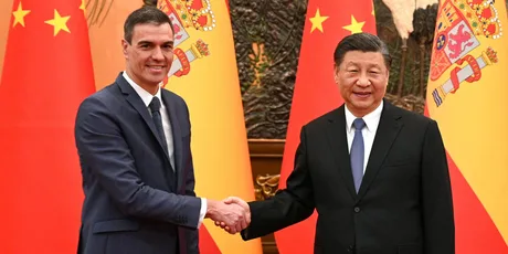Xi Jinping și Pedro Sánchez strâng mâna în cadrul întâlnirii oficiale.