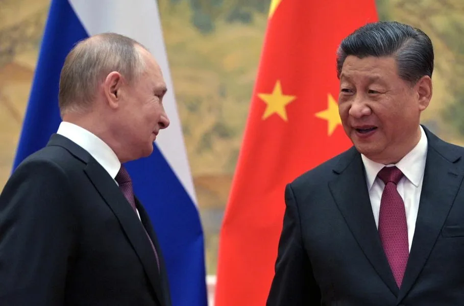 Vladimir Putin și Xi Jinping discutând în cadrul unei întâlniri oficiale.