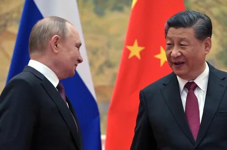 Vladimir Putin și Xi Jinping discutând în cadrul unei întâlniri oficiale.