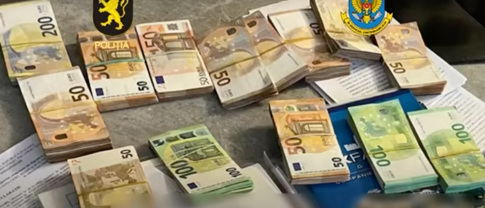Bancnote de euro și documente confiscate în cadrul unei operațiuni de evaziune fiscală.