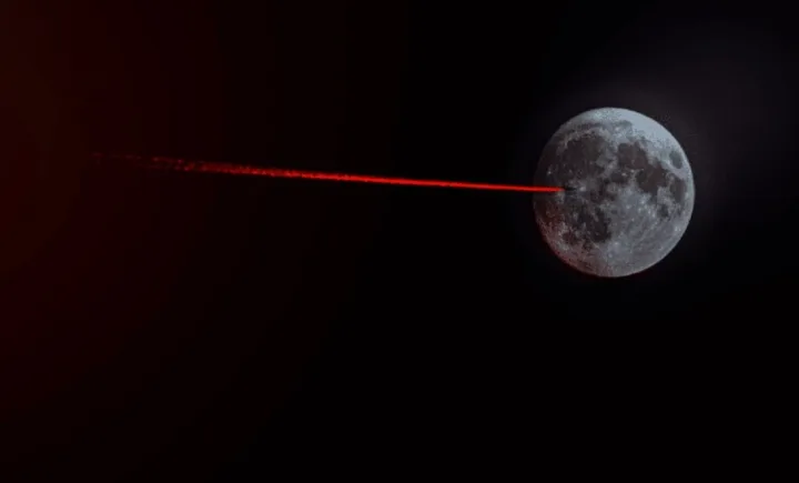 Transmisie laser de date de pe Lună, ilustrând tehnologia avansată utilizată.