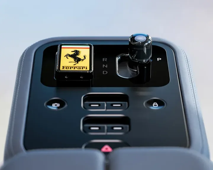 Interiorul automobilului Luce cu detalii elegante Ferrari.