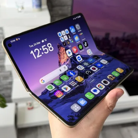 Telefon pliabil OPPO Find N6 cu ecran deschis și aplicații vizibile.