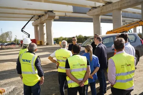 Reuniune pe șantierul Autostrăzii Sebeș–Turda, cu participanți în vestă reflectorizantă.