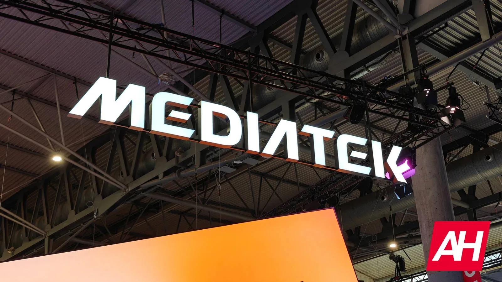 Logo-ul MediaTek expus într-un mediu de expoziție tehnologică.