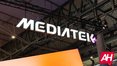 Logo-ul MediaTek expus într-un mediu de expoziție tehnologică.
