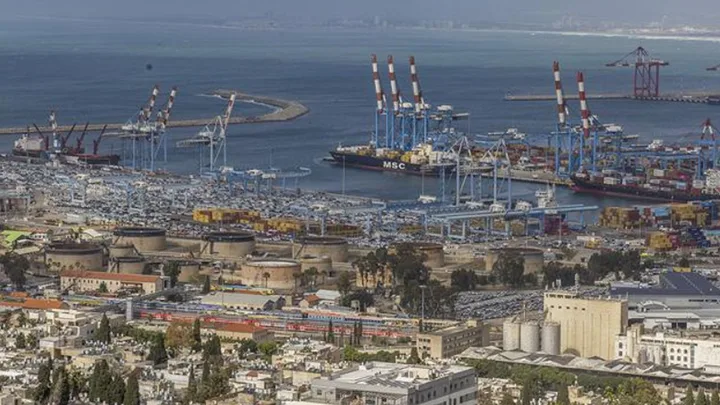 Port maritim din Israel cu nave și echipamente de încărcare.