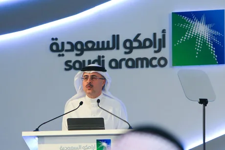 Reprezentant Saudi Aramco discutând despre strategia de export a petrolului.