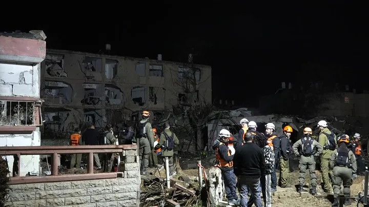 Echipe de salvare inspectează zona afectată de atacul rachetei la Dimona.