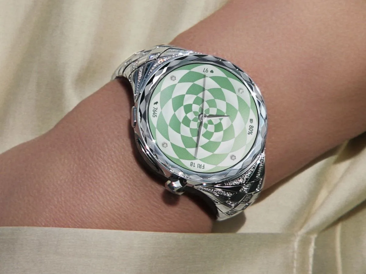 Ceas elegant cu design sofisticat și diamante strălucitoare.