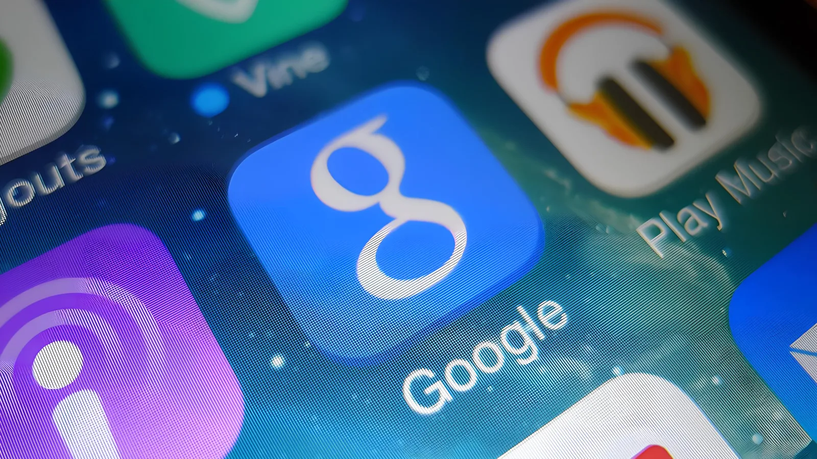 Logo-ul aplicației Google pe un ecran de smartphone, evidențiind integrarea serviciilor.