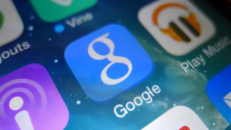 Logo-ul aplicației Google pe un ecran de smartphone, evidențiind integrarea serviciilor.