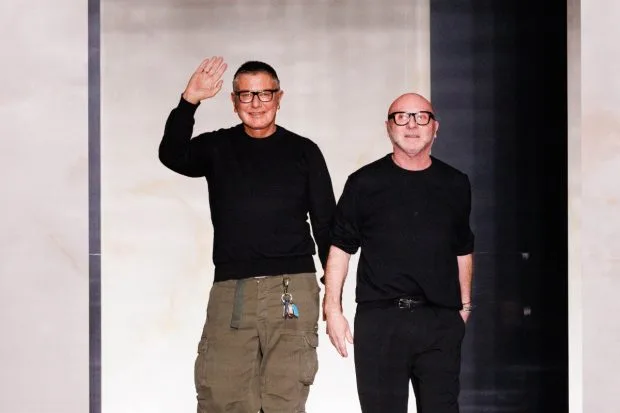 Stefano Gabbana și Alfonso Dolce pe podium, reflectând schimbările din companie.