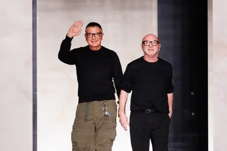 Stefano Gabbana și Alfonso Dolce pe podium, reflectând schimbările din companie.