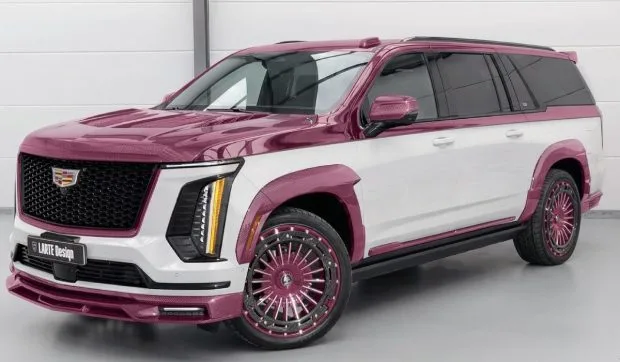 Cadillac Escalade personalizat cu detalii din fibră de carbon roz, design extravagant și unicitate remarcabilă.