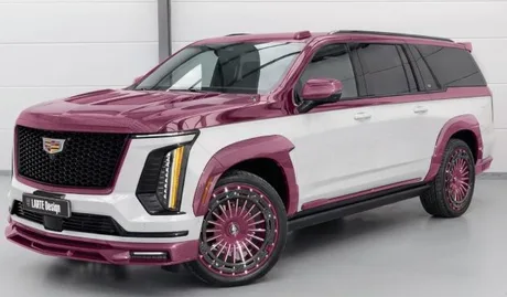 Cadillac Escalade personalizat cu detalii din fibră de carbon roz, design extravagant și unicitate remarcabilă.