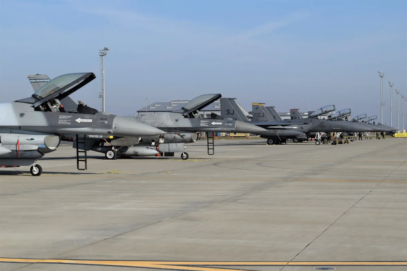 Dronă militară F-16 pregătită pentru misiune în România.