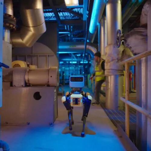 Robotul Spot inspectează o fabrică, îmbunătățit cu AI pentru citirea instrumentelor.