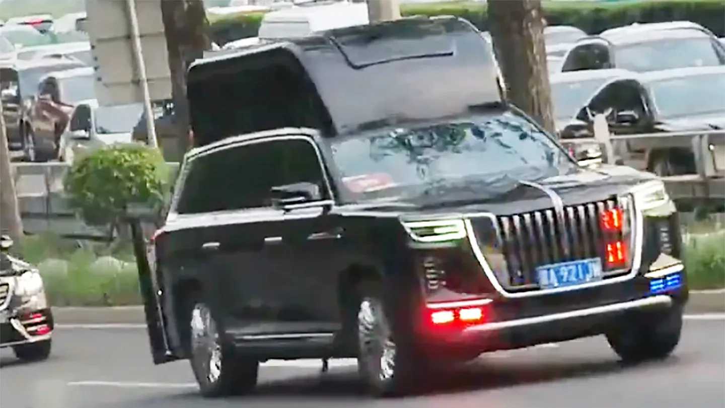 SUV-uri Hongqi cu acoperișuri supradimensionate în coloana lui Trump la Beijing.