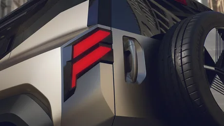 Detaliu al unui vehicul modern, evidențiind lampa spate și roata.