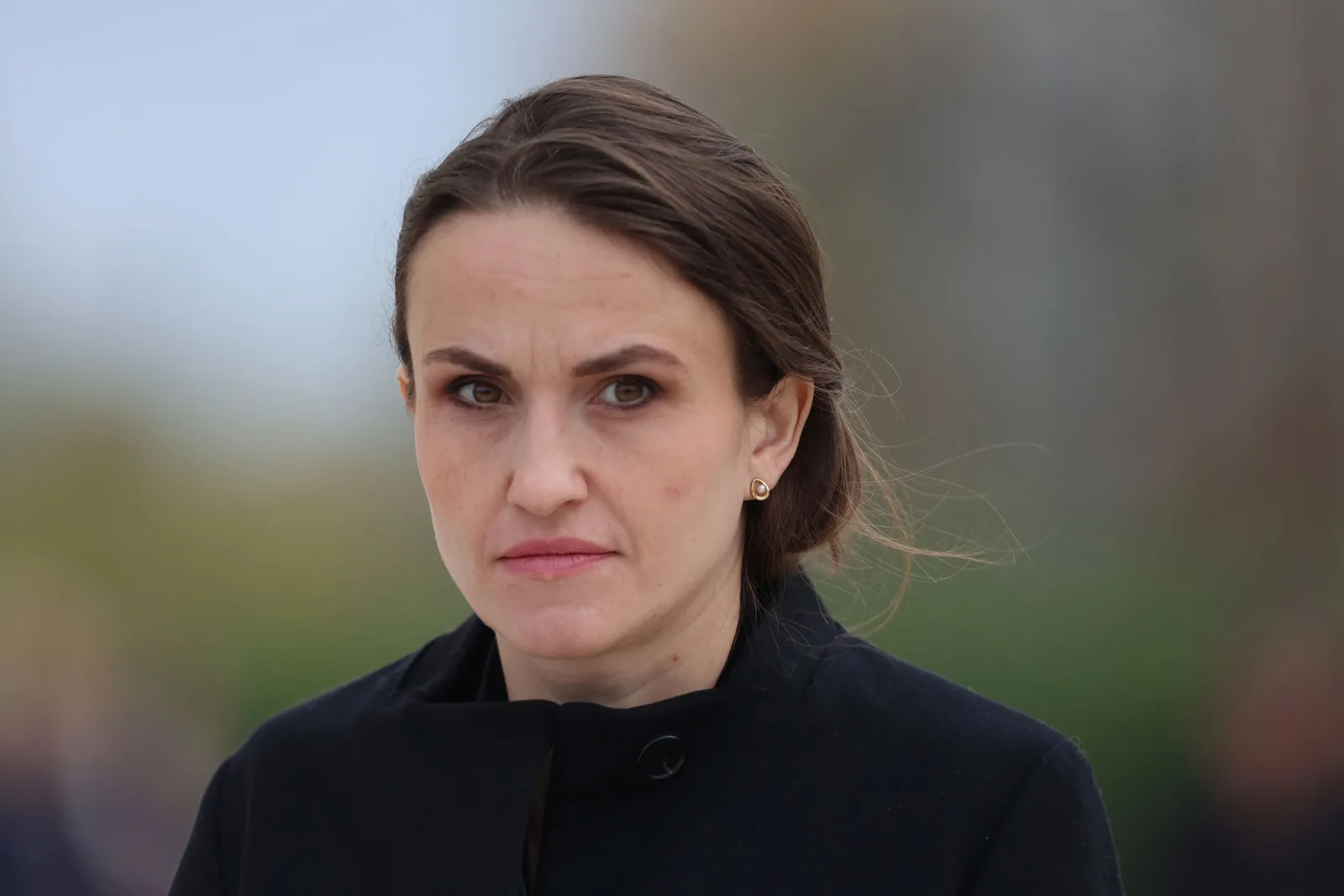 Oana Țoiu, ministră de Externe, în fața Senatului, cu o expresie serioasă.