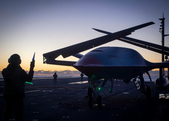 Dronă MQ-25A Stingray pregătită pentru realimentare pe portavion la apus.