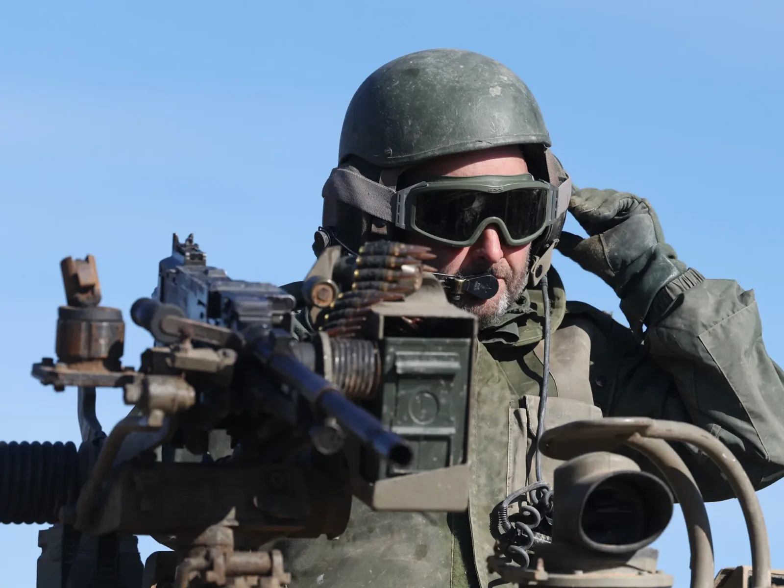 Soldat pregătit pentru acțiune în contextul tensiunilor din Gaza.