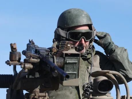 Soldat pregătit pentru acțiune în contextul tensiunilor din Gaza.
