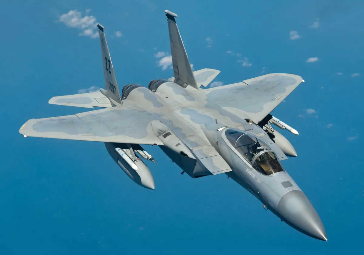 Avion de luptă F-15E Strike Eagle în zbor, pregătit pentru misiuni.
