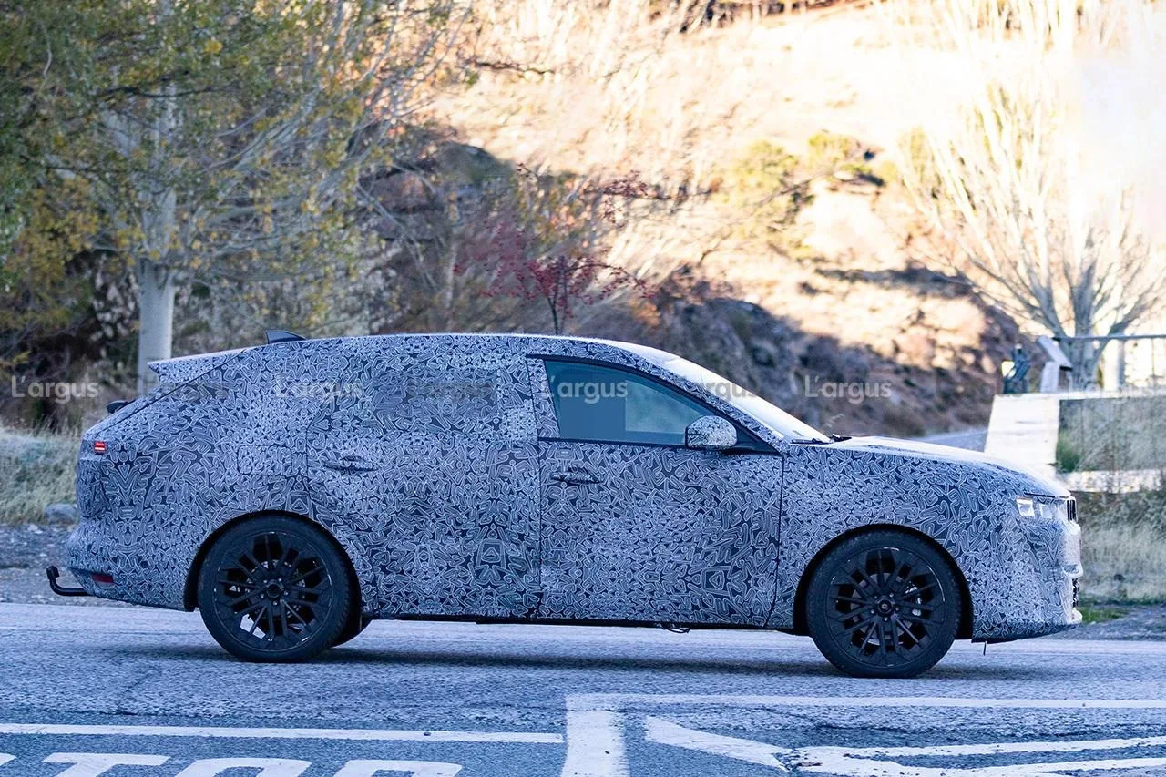 Prototipul Dacia C-Neo camuflat pe drumurile din Franța, testat înainte de lansare.