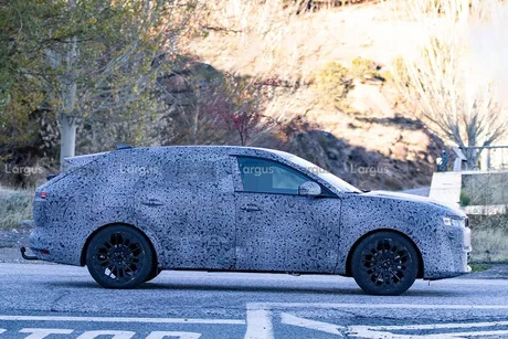 Prototipul Dacia C-Neo camuflat pe drumurile din Franța, testat înainte de lansare.