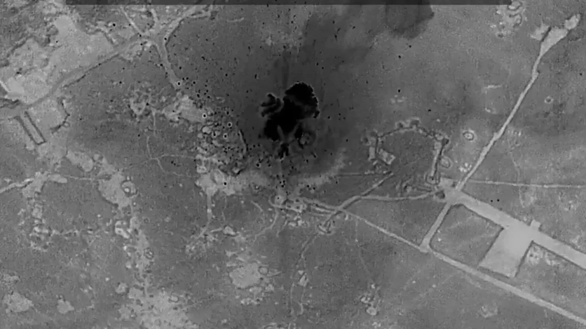 Impactul unui atac aerian asupra unei ținte ISIS în Siria.