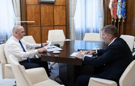 Discuții între premier și șeful Dacia despre provocările industriei auto.