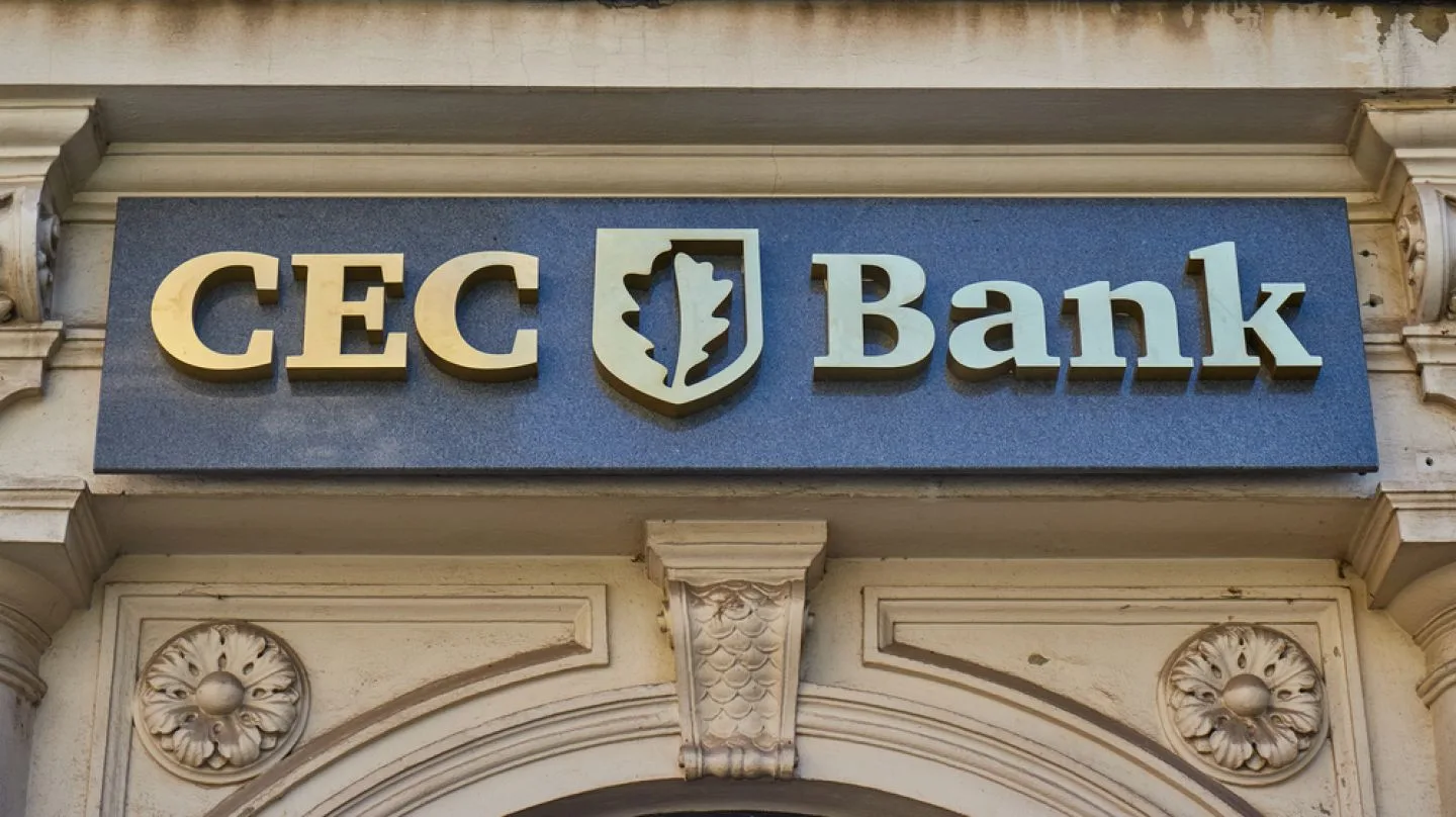 Logo-ul CEC Bank pe un fundal clasic, simbolizând stabilitate financiară.