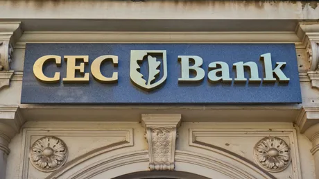 Logo-ul CEC Bank pe un fundal clasic, simbolizând stabilitate financiară.