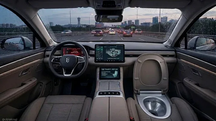 Interiorul unei mașini cu toaletă integrată sub scaunul pasagerului.