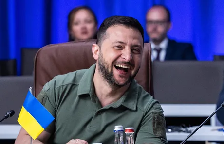 Volodimir Zelenski zâmbind în timpul unei întâlniri oficiale.