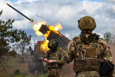 Soldați în acțiune, pregătindu-se pentru lansarea rachetelor în context militar.