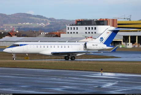 Avion privat Bombardier Global 6000 pregătit pentru decolare pe pistă.