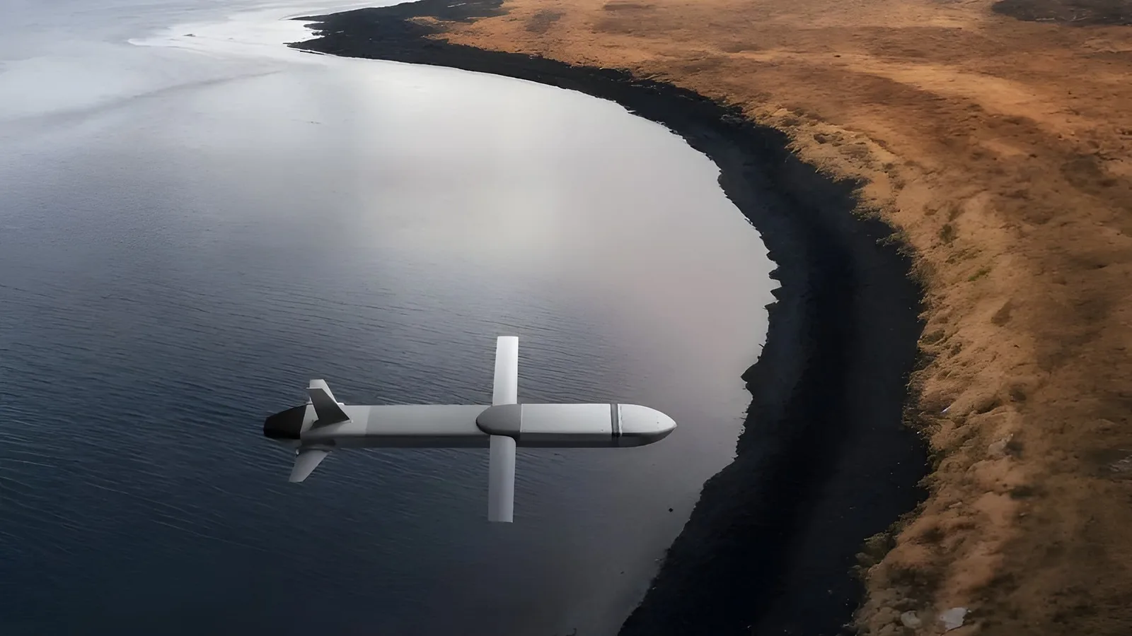 Rachetă de croazieră zburând deasupra unei ape liniștite, pe fundal de peisaj natural.