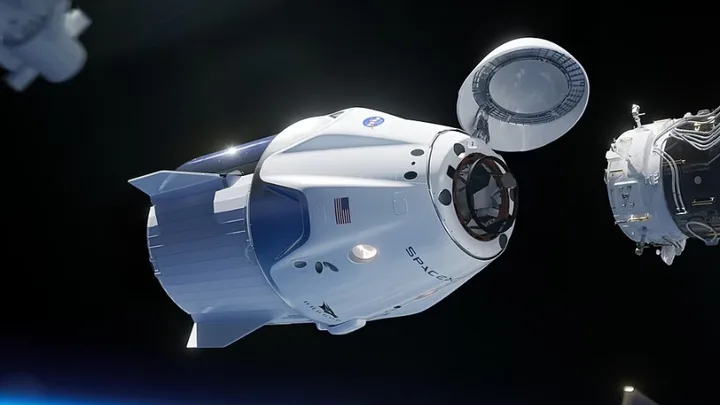Nava spațială SpaceX în orbita Pământului, pregătită pentru misiune.