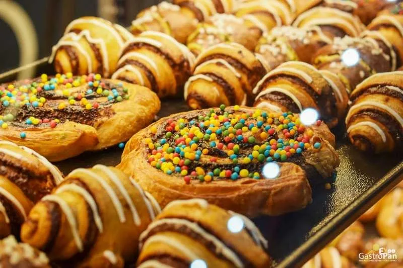 Produse de patiserie colorate expuse la GastroPan 2026.