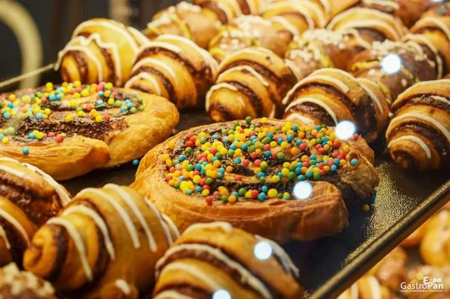 Produse de patiserie colorate expuse la GastroPan 2026.