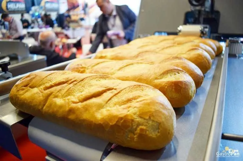 Pâini proaspete pe bandă rulantă la expoziția din Sibiu.