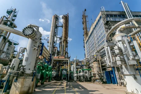 Instalații industriale pentru producția de îngrășăminte pe bază de gaze naturale.