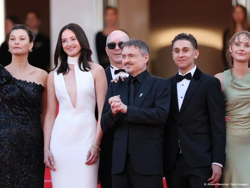 Cristian Mungiu și echipa sa la gala de premiere de la Cannes.