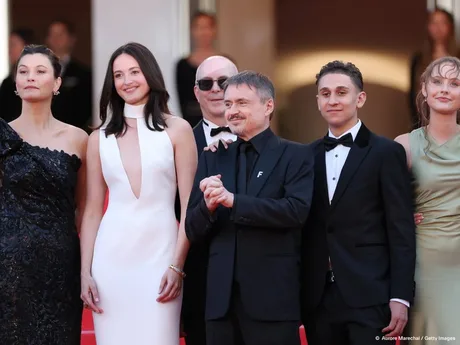 Cristian Mungiu și echipa sa la gala de premiere de la Cannes.
