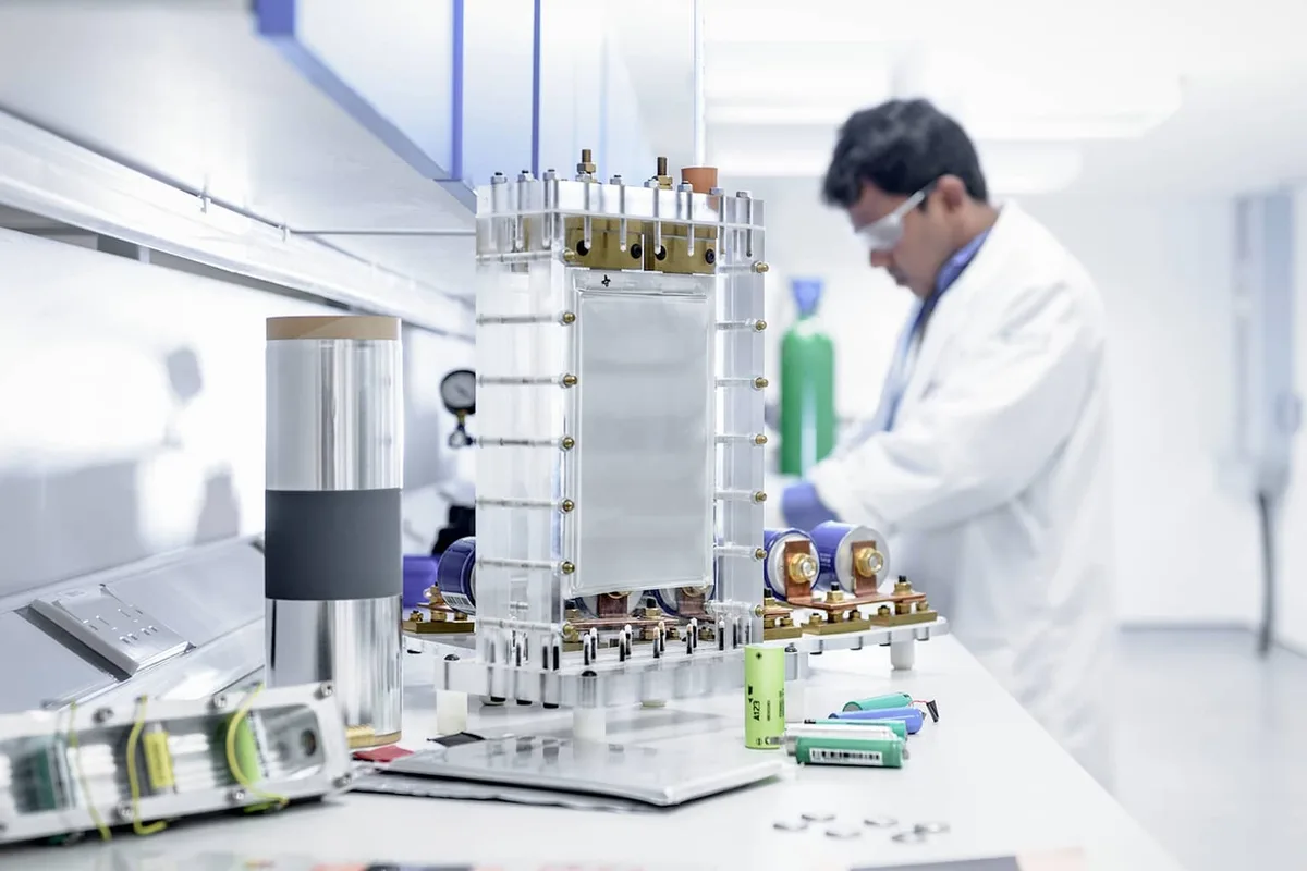 Laborator de cercetare pentru dezvoltarea bateriilor inovatoare.