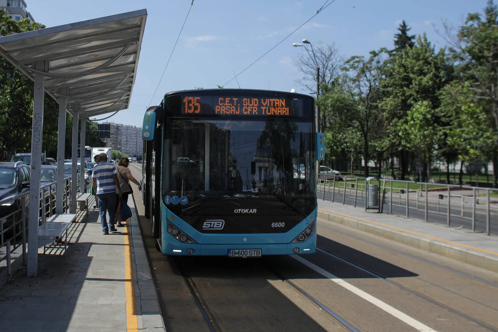 Autobuz STB pe traseul 135 în București, cu pasageri la stație.
