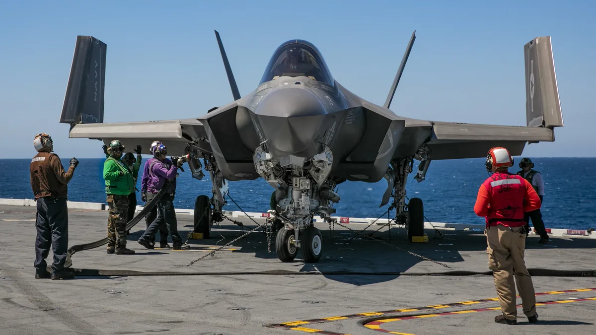 Avion de vânătoare F-35C pe puntea portavionului USS Abraham Lincoln.